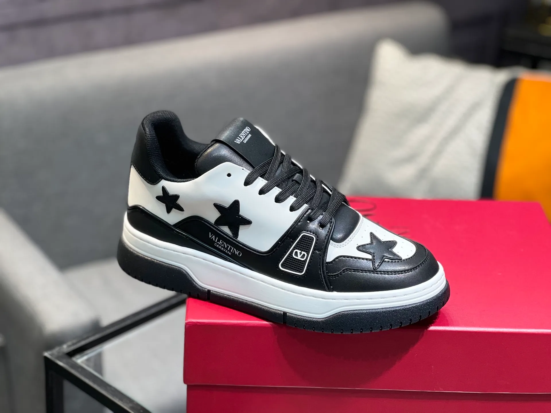 Men's Men's Shoes 💰660 Valentino 2023 early autumn new star shoes are now online! Wang Hedi and Ren Jialun have been worn by many celebrities. Who can refuse the same couple shoes as Wang Hedi! The design of Stars Stab My Heart is cool and spicy. The material of the shoes is cowhide, and every color is beautiful! Size 35-40, men’s size 39-44 (women’s 41, men’s 38, 45🉑️customized)